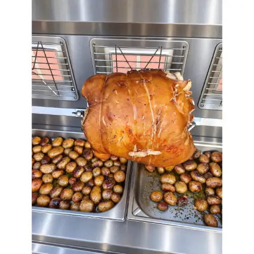 Cuisse de cochon grillé avec pomme de terre grenailles 12 euros par personne